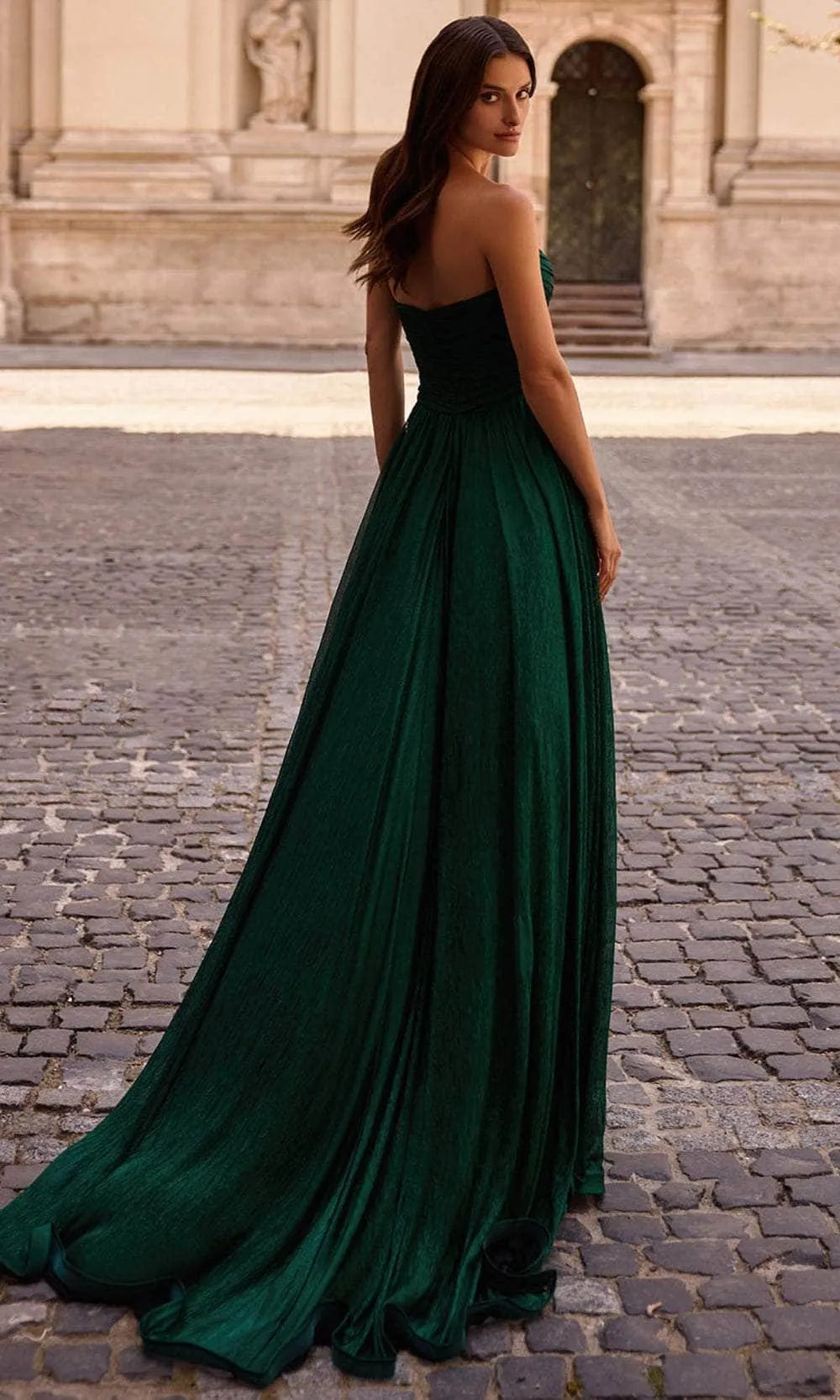 Emerald Green Strapless Evening Dresses with Draped Bodice Flowy Skirt and Train for Formal Occasions