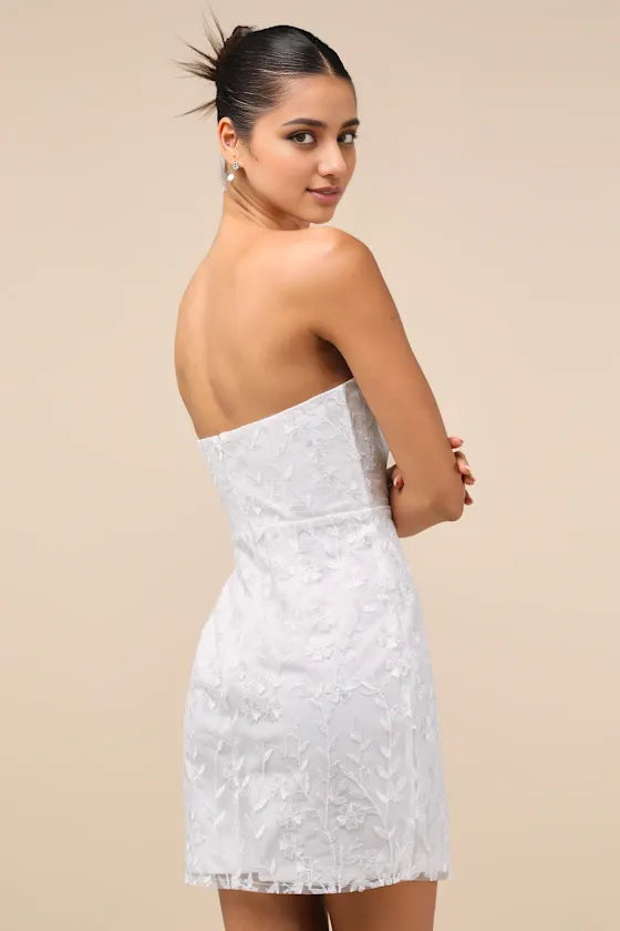 Exquisite Sensation Red Floral Embroidered Strapless Homecoming Dresses