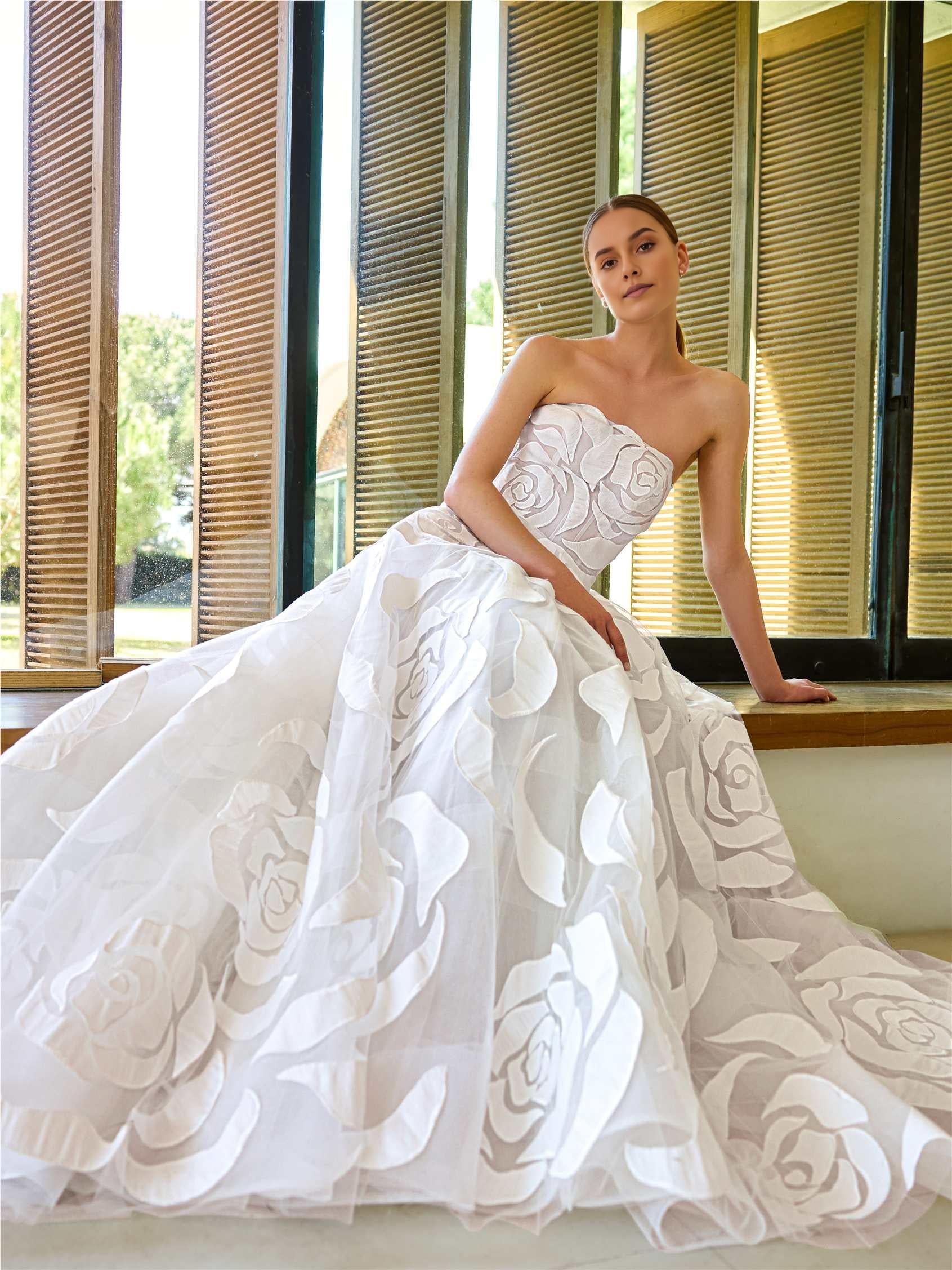 Glamorous A-line Strapless Sleeveless Floral-Appliques Lace Open-Back Back Zip Sweep/Brush Train Wedding Dress