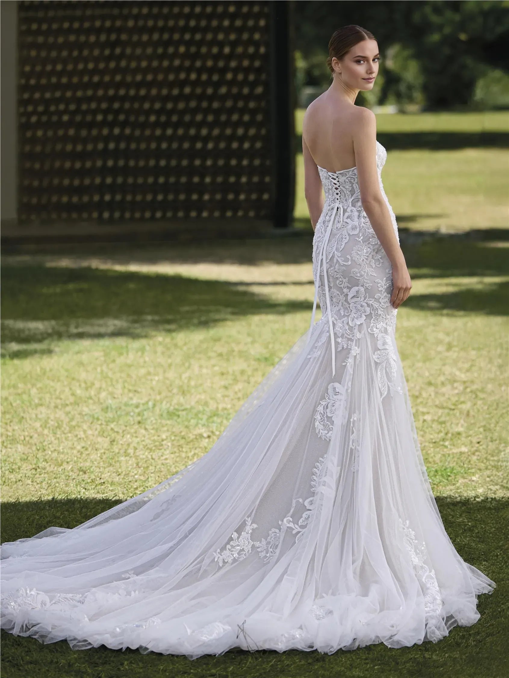 Glamorous Mermaid Sweetheart Neck Sleeveless Lace-Embroidered Beaded Lace Up Sweep/Brush Train Wedding Dress Hot Sale