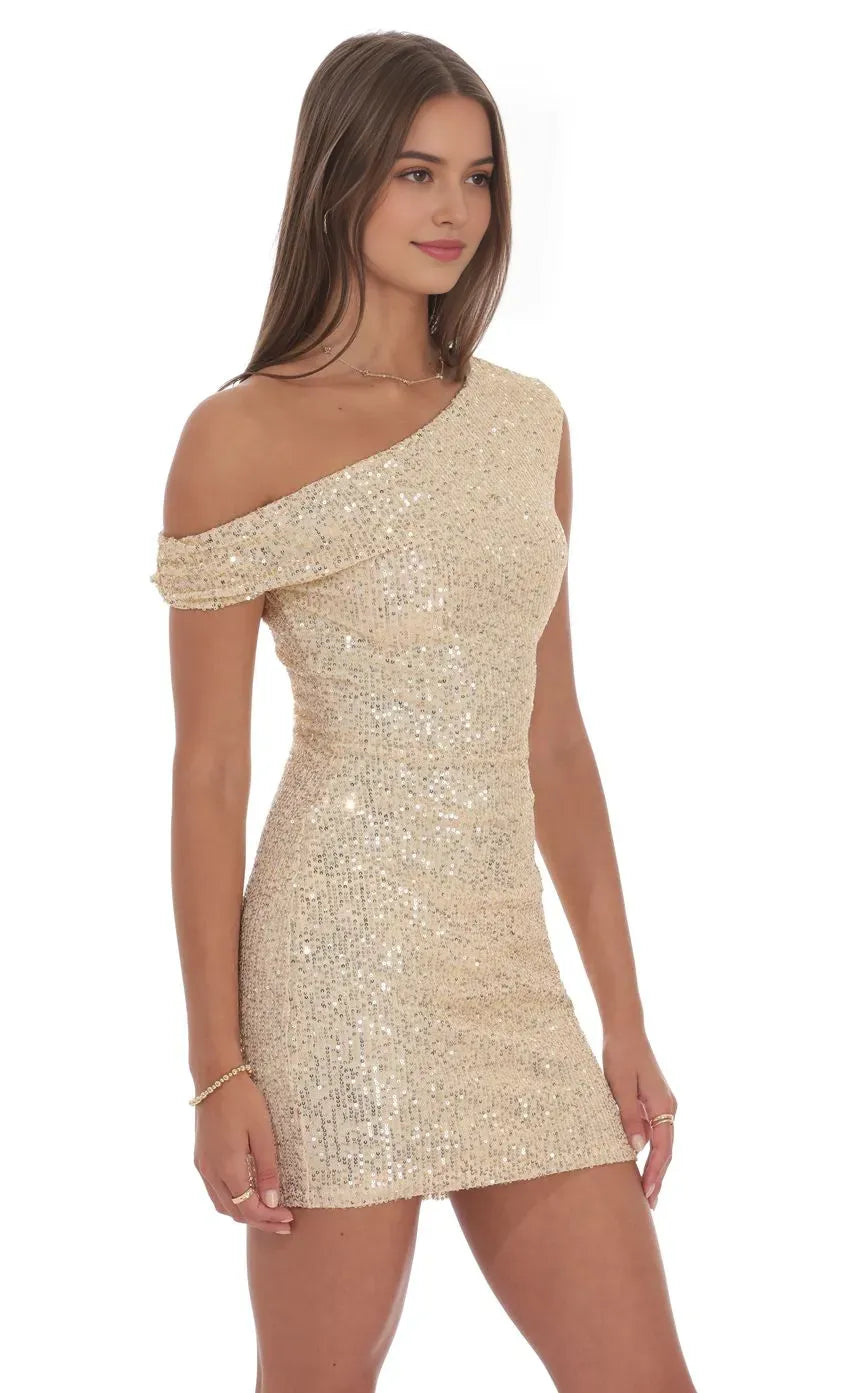 Glamorous One Shoulder Gold Sequin Homecoming Dress Sparkling Bodycon Mini Gown for School Dance Perfect for Prom Nights Elegant Campus Celebrations