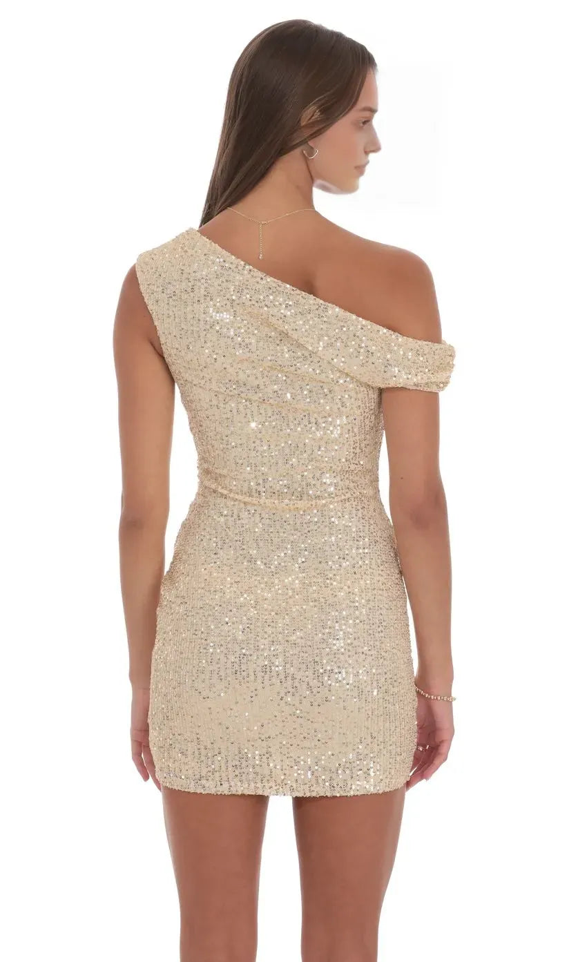 Glamorous One Shoulder Gold Sequin Homecoming Dress Sparkling Bodycon Mini Gown for School Dance Perfect for Prom Nights Elegant Campus Celebrations