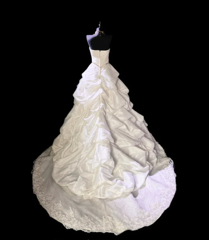 Glamorous Strapless Lace Pleated Sleeveless Ivory Satin Wedding Dresses