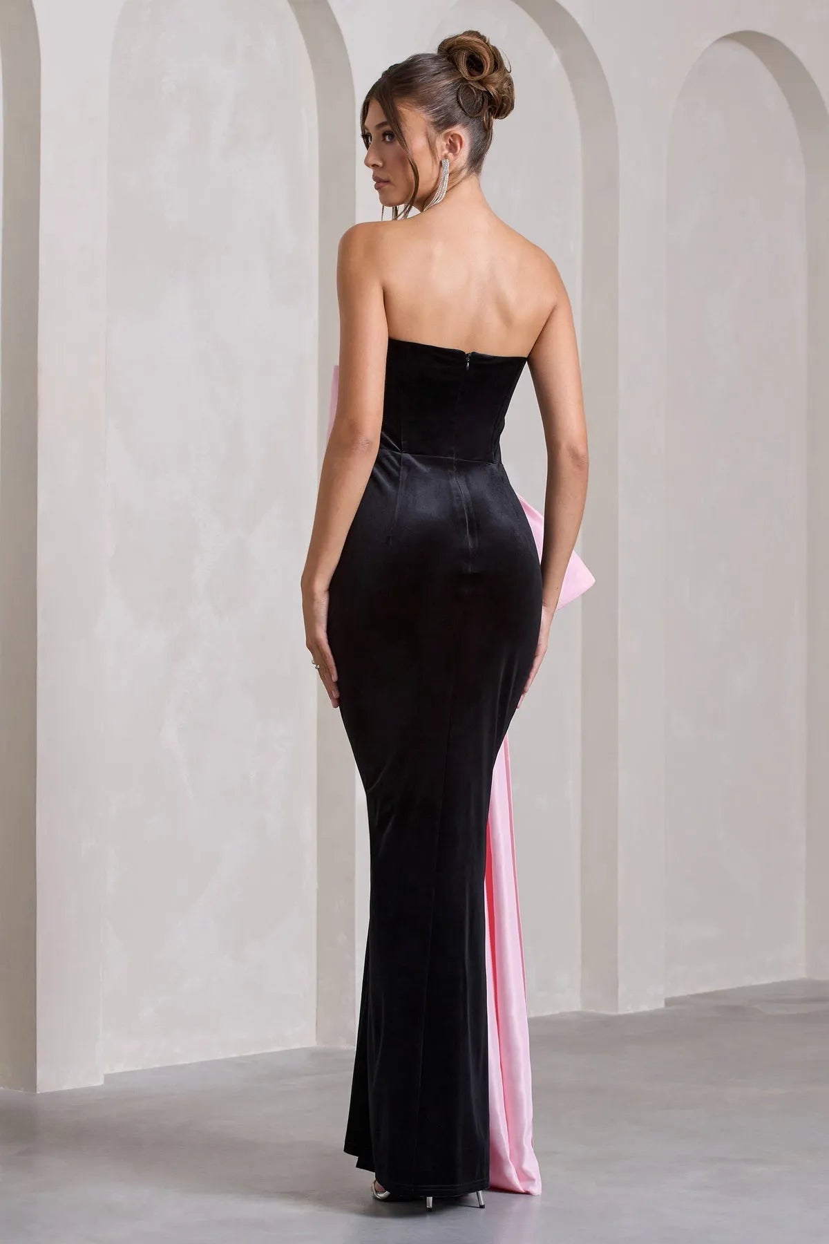 Luxurious Black Velvet Strapless Prom Dresses with Pink Bow Detail and Side Slit for Gala Nights