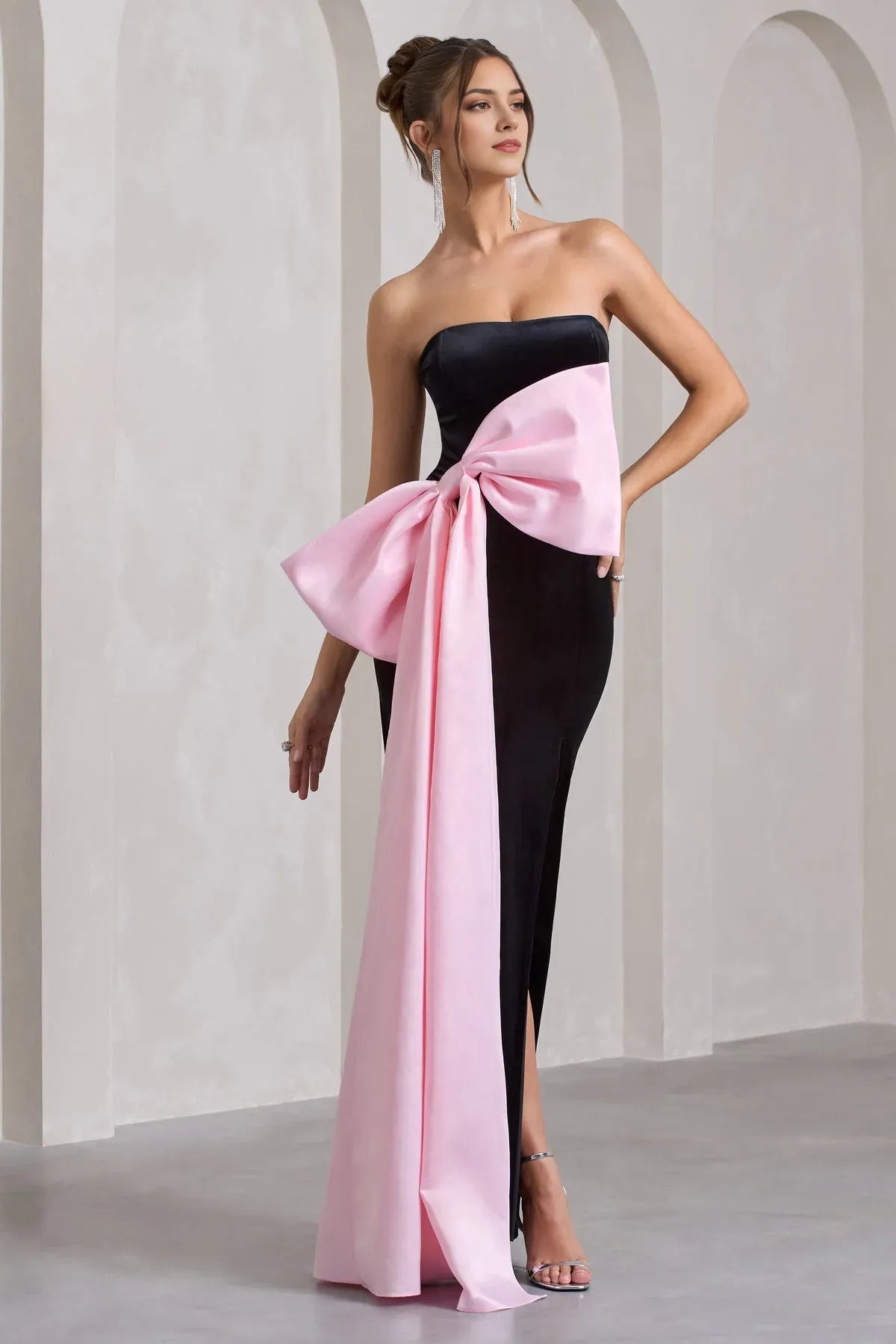 Luxurious Black Velvet Strapless Prom Dresses with Pink Bow Detail and Side Slit for Gala Nights