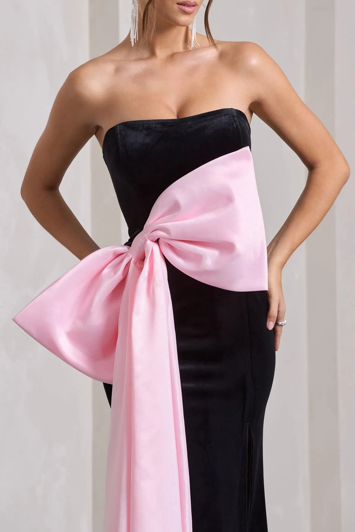 Luxurious Black Velvet Strapless Prom Dresses with Pink Bow Detail and Side Slit for Gala Nights