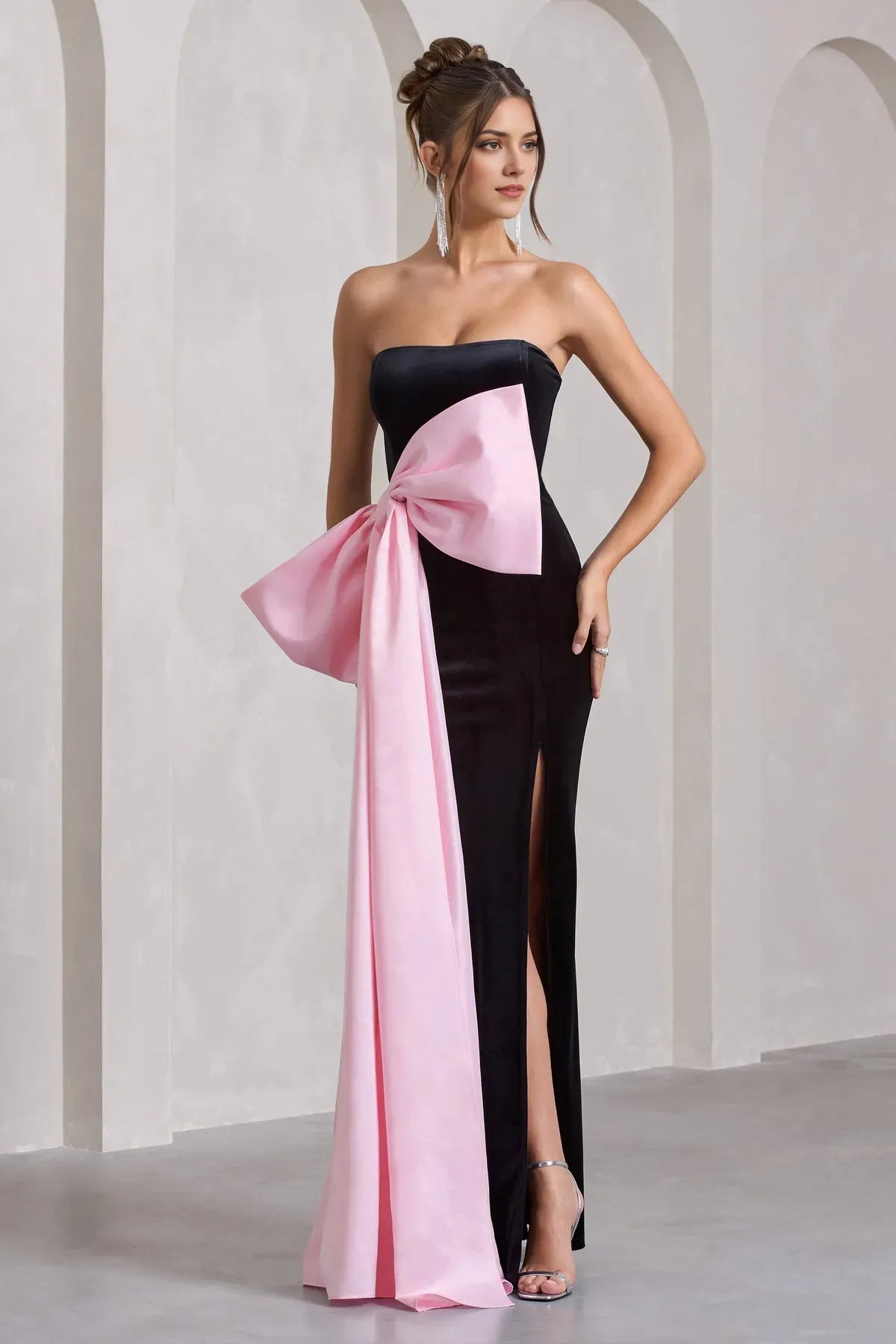 Luxurious Black Velvet Strapless Prom Dresses with Pink Bow Detail and Side Slit for Gala Nights