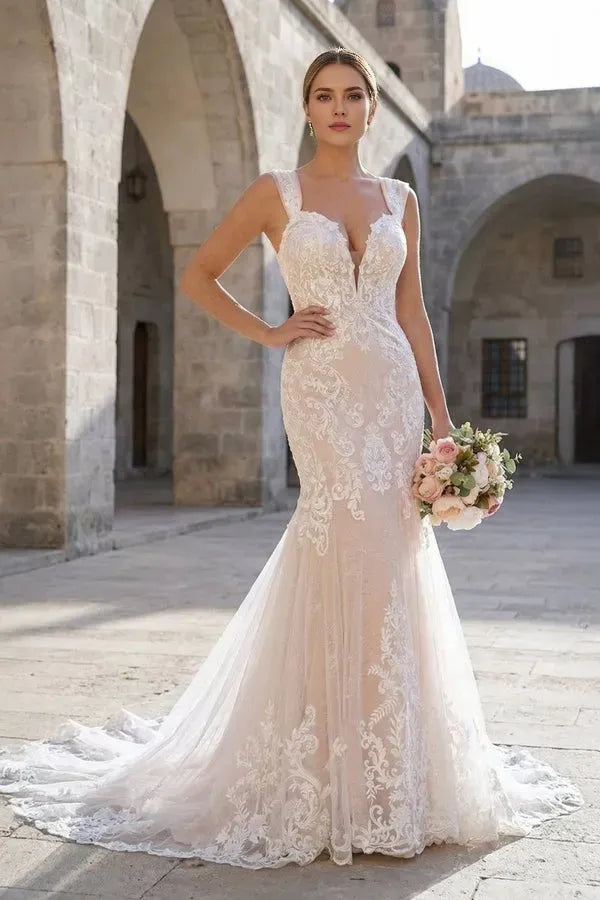 Romantic Mermaid V-Neck Sleeveless Lace-Back Sweep Train Lace Wedding Dresses with Appliqued