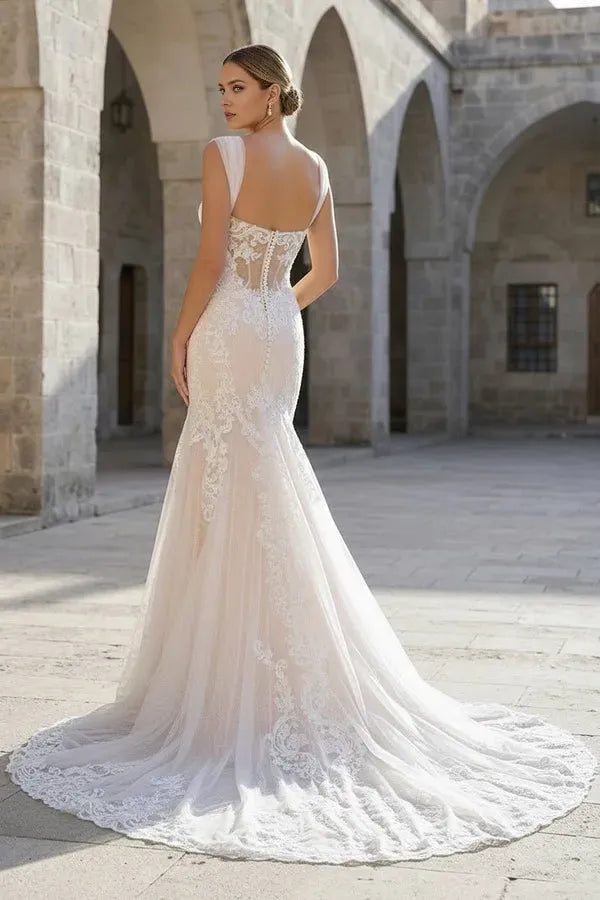 Romantic Mermaid V-Neck Sleeveless Lace-Back Sweep Train Lace Wedding Dresses with Appliqued