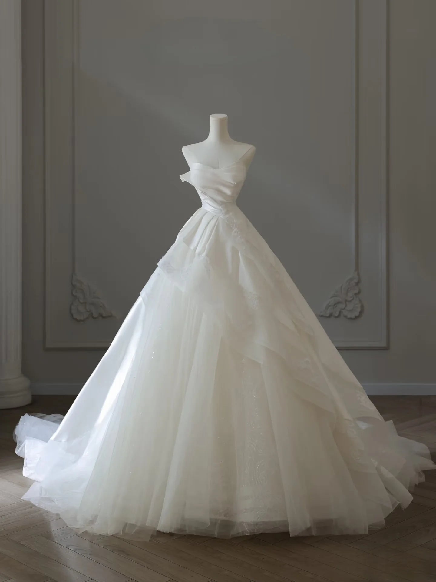 Romantic One-Shoulder Sleeveless Lace-Appliqué Ivory Tulle Wedding Dresses