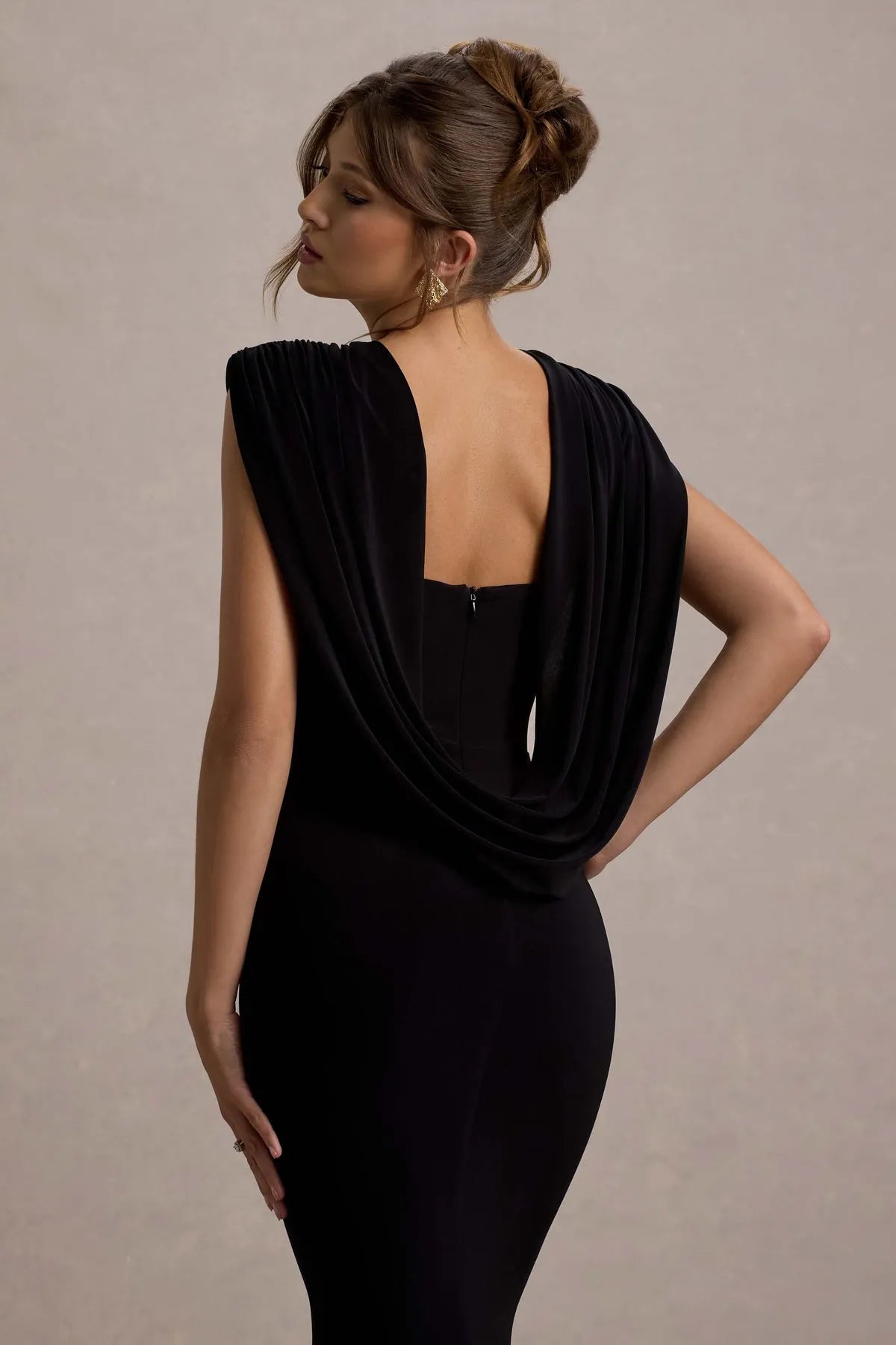 Sophisticated Black Mermaid -Style Prom Gown with Unique Shoulder Detail and Figure  Hugging Fit for Glamorous Evenings