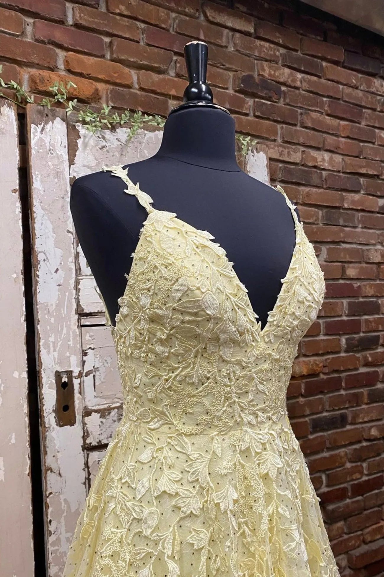 Yellow V-Neck Lace Long Prom Dress A-Line Spaghetti Straps Evening Dress