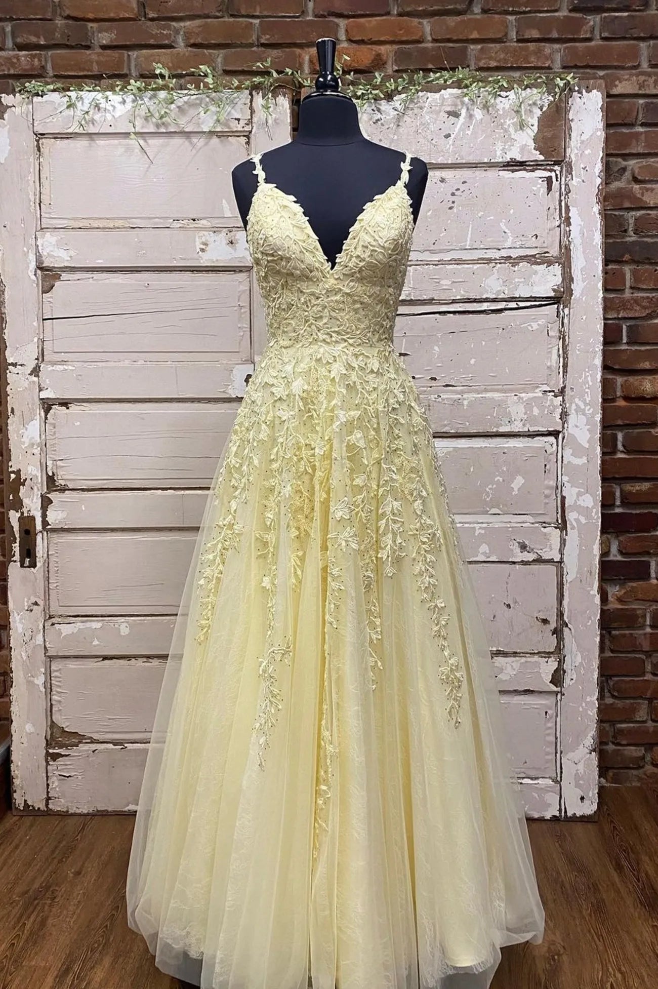 Yellow V-Neck Lace Long Prom Dress A-Line Spaghetti Straps Evening Dress