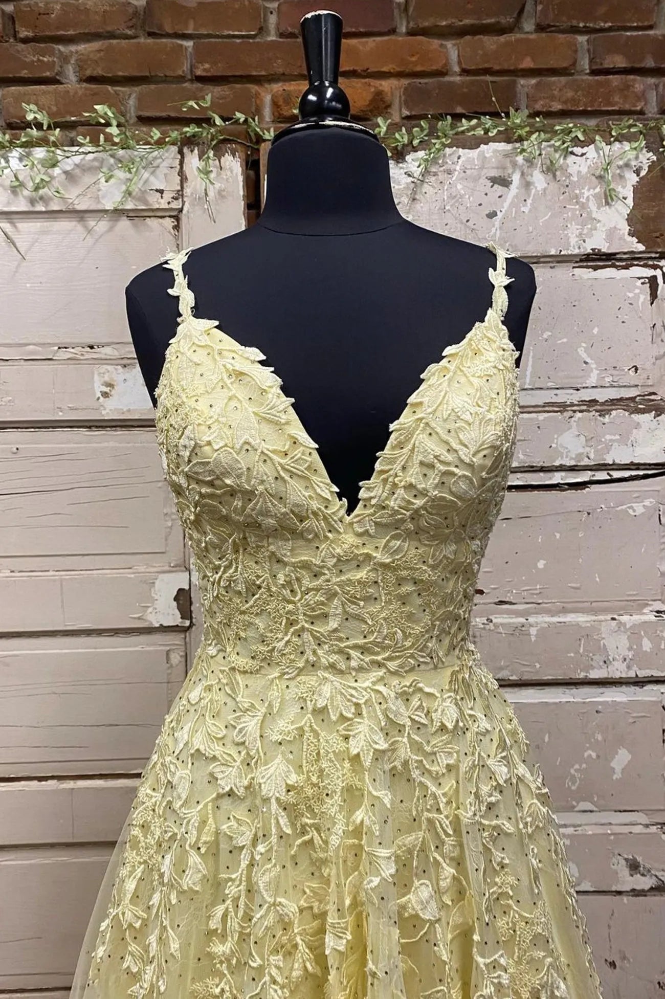 Yellow V-Neck Lace Long Prom Dress A-Line Spaghetti Straps Evening Dress