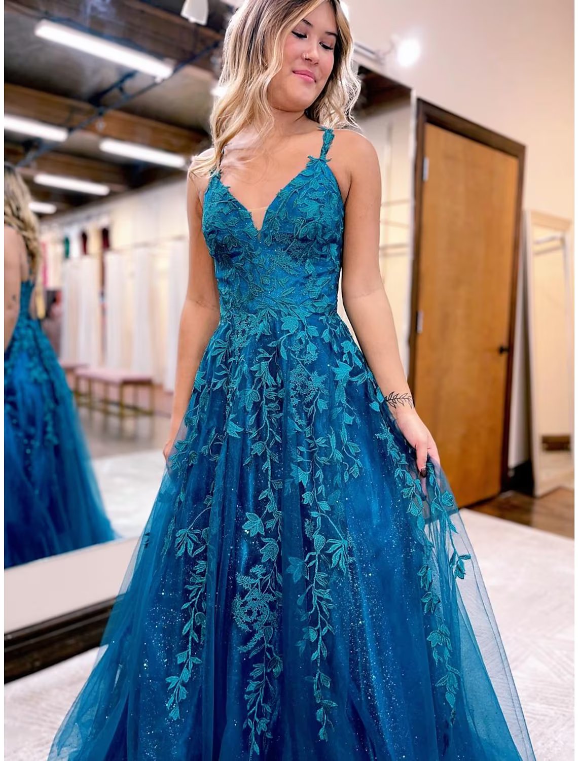 Ball Gown A-Line Prom Dresses Sparkle Shine Dress Formal Floor Length Sleeveless V Neck Tulle Backless with Glitter Appliques