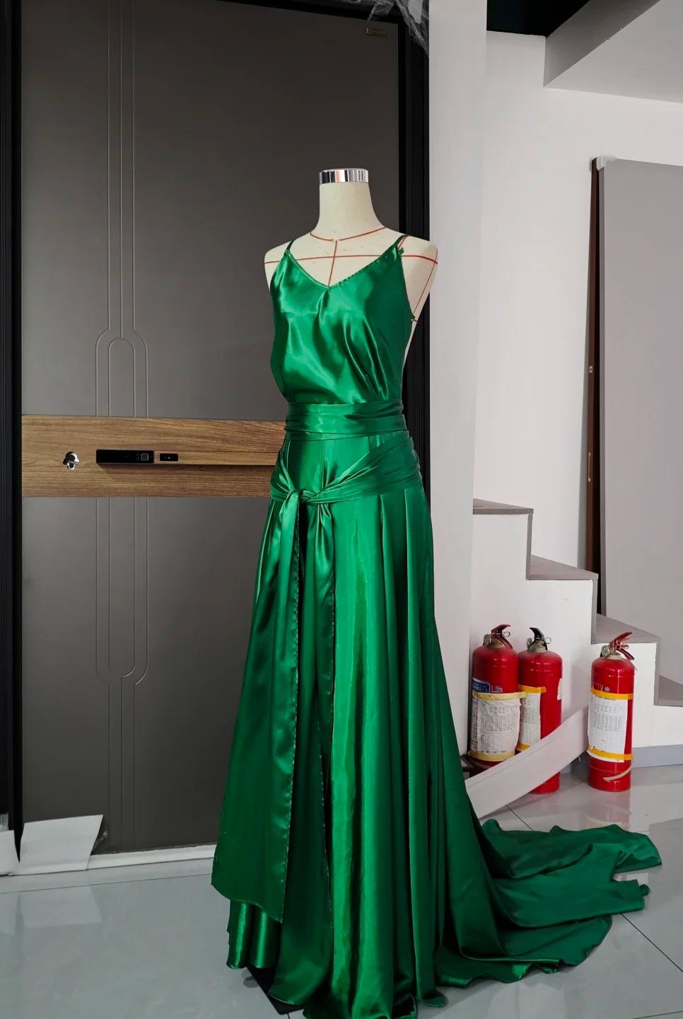 Classic Emerald Green Spaghetti Straps Satin Long Prom Dresses Simple Train Backless Evening Dress