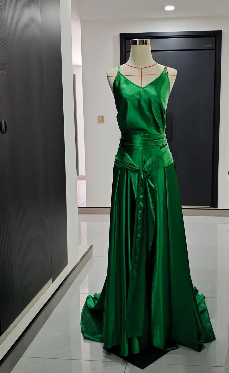 Classic Emerald Green Spaghetti Straps Satin Long Prom Dresses Simple Train Backless Evening Dress