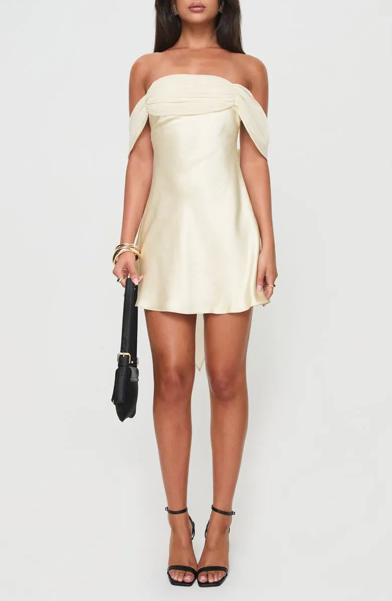 Off - Shoulder Champagne Satin Homecoming Dress Elegant Ruched Neckline Mini Party Gown for School Celebrations