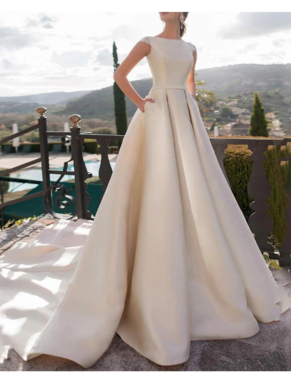 Hall Royal style wedding dress A-line low round neck sleeveless palace training satin wedding dress with pearl decals
